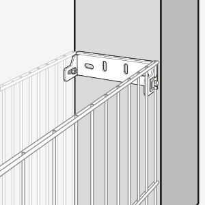 Screw the outermost vertical rods of the double rod gratings to the outside of the wall connection on both sides using overlays. Required tools: 13 mm socket head wrench.